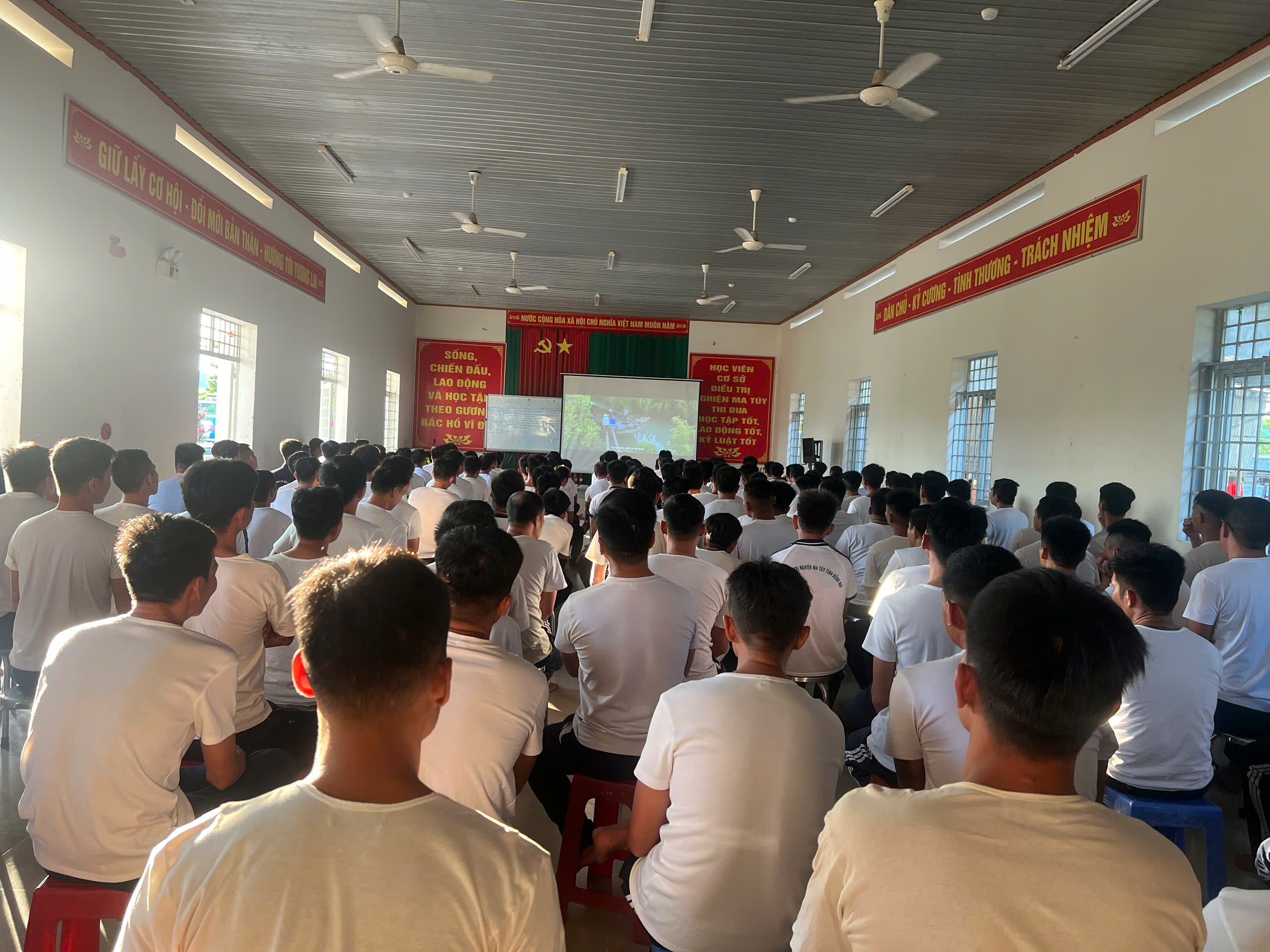 CHIẾU PHIM LƯU ĐỘNG MANG ÁNH SÁNG ĐIỆN ẢNH ĐẾN HỌC VIÊN CƠ SỞ ĐIỀU TRỊ NGHIỆN MA TÚY TỈNH ĐỒNG NAI